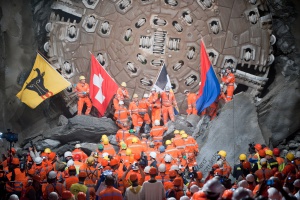 Die schweren Tunnelbohrmaschinen durchbrechen die letzten Meter der des Gotthardt-Tunnels. © AlpTransit Gotthard AG