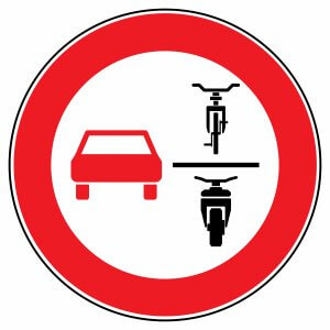New road sign: Here, multi-track vehicles are not allowed to overtake single-track vehicles. © fotohansel /stock.adobe.de