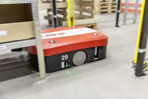 Der Transportroboter erhält den Befehl, zu dem Regal zu rollen, auf dem der bestellte Artikel lagert. © DB/Ralf Kreuels