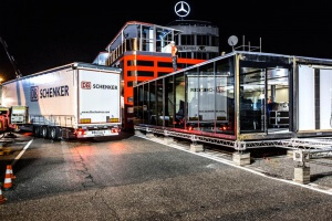 Fast fertiges Erdgeschoss des Motorhome. Im Hintergrund das Mercedes Logo auf einem Gebäude.