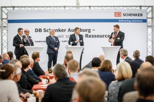 DB Schenker celebrates the next milestone in its contract logistics at GVZ Augsburg. Also present was the 1st mayor of the city of Neusäß and vice-chairman of the GVZ committees, Richard Greiner (2nd from the left) © DB Schenker/Michael Neuhaus