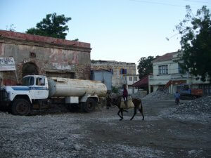 Halbfertige Baustellen abseits der Landeshauptstadt, hier in Jacmel © Axel Novak 