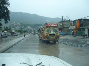 Eine Straße in Port-au-Prince mit metertiefen Schlaglöchern: Haitis Infrastruktur war schon vor dem Erdbeben 2010 marode © Axel Novak 
