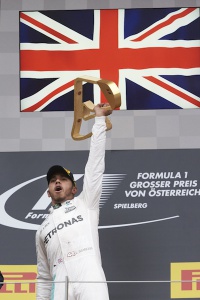Lewis Hamilton bei der Siegerehrung
