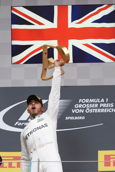 Lewis Hamilton bei der Siegerehrung in Spielberg