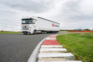 Truck von Logistiker DB Schenker auf einer Formel 1 Rennstrecke