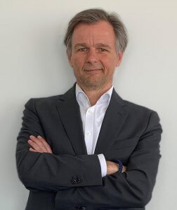 „Ich liebe es, auf die Halle zu gehen, mit den Menschen dort zu reden und im Anschluss eine Stunde mit dem Kunden über seine globale Supply Chain zu sprechen“, sagt Markus Pütz. © DB Schenker