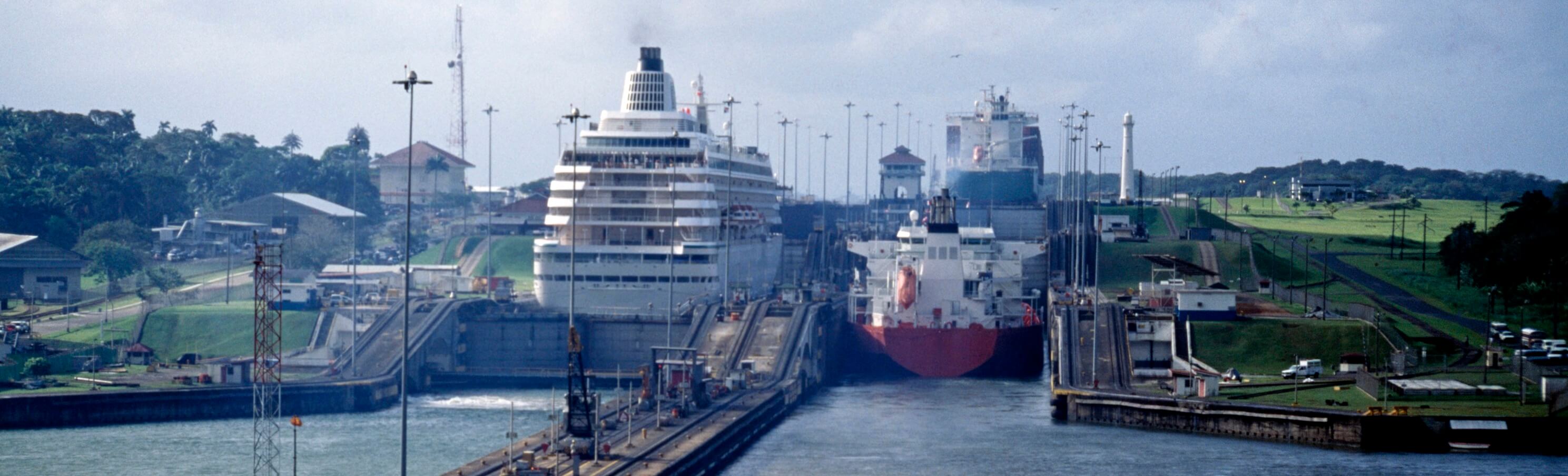 Die Welt Wird Immer Vernetzter Quer Durch Den Panama Kanal Mit