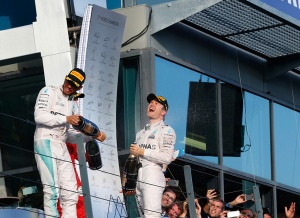 Lewis Hamilton und Nico Rosberg auf dem Siegerpodest