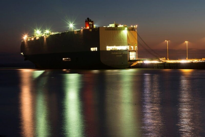 Schiff am Seehafen Emden bei Nacht