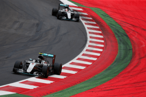 Liegt gut in der Kurve: der Mercedes F1 W07 Hybrid Rennwagen © MAMG
