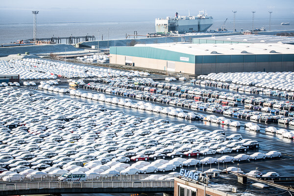 Autos von VW warten am Seehafen Emden auf die Verschiffung
